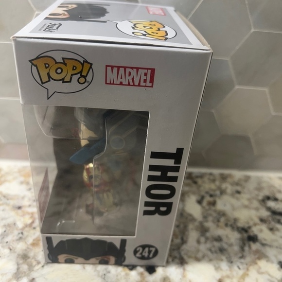 POP! Marvel’s Thor bobblehead - Picture 7 of 8